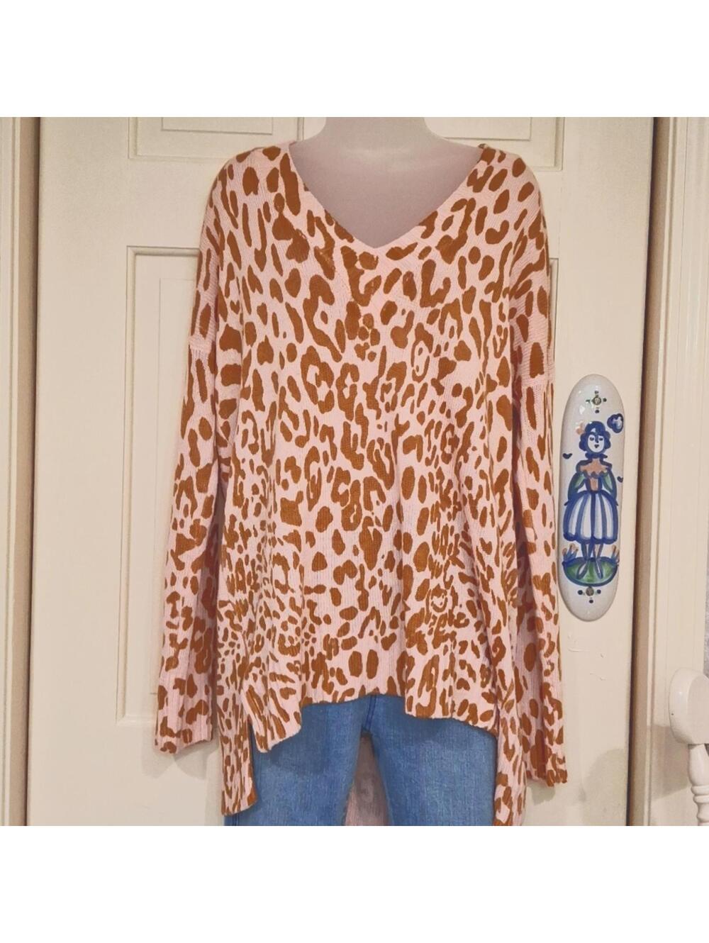 "SHOW ME YOUR MUMU" SZ. M, CLIFFSIDE SWEATER, PINK LEOPARD KNIT. NWOT. FLAWLESS